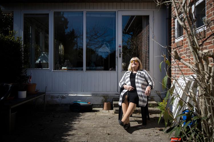 Aase Kæmpe har fundet ud af at nyde tiden i isolation. Hun har måtte lægge mange ting på hylden i disse tider, blandt andet ture til specialbutikker der sælger mad, selvom hun aldrig har været shoppingtypen, som hun siger det.  Foto: Jens Hartmann Schmidt/POLFOTO