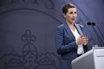     Statsminister Mette Frederiksen (S), da hun afholder pressebriefing om status for COVID-19 i Danmark, i Spejlsalen i Statsministeriet, tirsdag den 14. april 2020.Natten til fredag kunne Folketingets partier give en lang række små erhverv en god nyhed. Flere, blandt andre frisører, må åbne igen efter coronanedlukningen. Foto: Philip Davali/Ritzau Scanpix