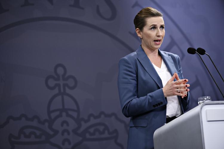     Statsminister Mette Frederiksen (S), da hun afholder pressebriefing om status for COVID-19 i Danmark, i Spejlsalen i Statsministeriet, tirsdag den 14. april 2020.Natten til fredag kunne Folketingets partier give en lang række små erhverv en god nyhed. Flere, blandt andre frisører, må åbne igen efter coronanedlukningen. Foto: Philip Davali/Ritzau Scanpix