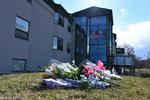 Blomster er lagt uden for plejehjemmet Herron i Dorval, vest for Montreal. Foto: Eric Thomas/Ritzau Scanpix