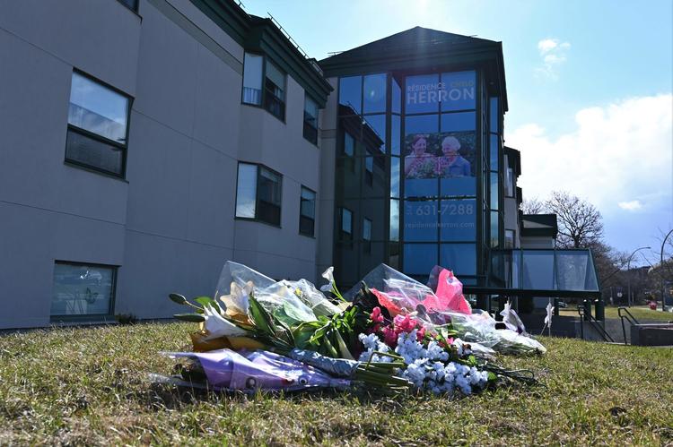 Blomster er lagt uden for plejehjemmet Herron i Dorval, vest for Montreal. Foto: Eric Thomas/Ritzau Scanpix