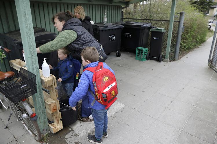På institutionen Maglehøj i Frederikssund tog  Områdeleder Pernille Neergaard Christoffersen imod med sæbe og håndsprit, da børnene ankom. Foto: Jens Dresling/POLFOTO