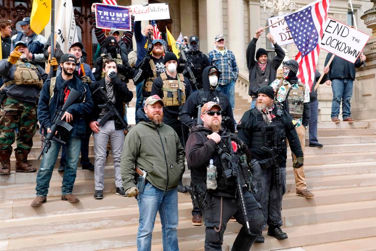 Trump-tilhængere i Michigan protesterede onsdag imod delstatens lockdown under coronakrisen. Trump støtter tilsyneladende protesterne på Twitter. Foto: Jeff Kowalsky/Ritzau Scanpix