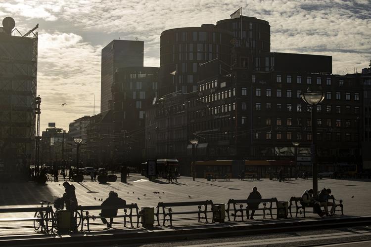 Hvis du har haft coronavirus og tænker, at du kan gå frit rundt uden at risikere at blive smittet igen, er WHO's melding dårligt nyt. Ifølge verdenssundhedsorganisationen er der intet bevis for, at raskmeldte personer ikke kan smittes på ny. Foto: Jens Hartmann Schmidt/POLFOTO