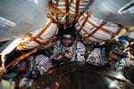 Efter over 200 dage i rummet landede de tre astronauter, Oleg Skripochka. Andrew Morgan og Jessica Meier sikkert i Kazakhstans ørken til en totalt forandret verden med krav om at holde afstand.  
 Foto: Andrey Shelepin/gctc/Ritzau Scanpix
