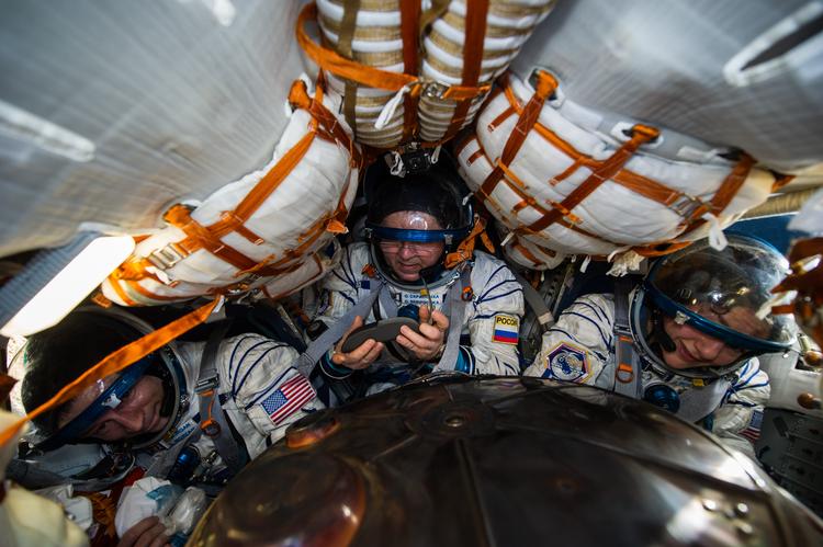 Efter over 200 dage i rummet landede de tre astronauter, Oleg Skripochka. Andrew Morgan og Jessica Meier sikkert i Kazakhstans ørken til en totalt forandret verden med krav om at holde afstand.  
 Foto: Andrey Shelepin/gctc/Ritzau Scanpix