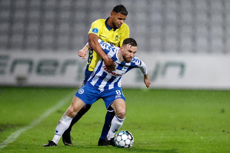 OB-anfører Janus Drachmann, her i nærkontakt med Brøndbys Anis Ben Slimane 16. februar, da Brøndby i Odense vandt 2-0, er ved at være utålmodig med hensyn til genoptagelse af fodboldsæsonen.   Foto: Jens Dresling/Ritzau Scanpix