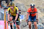 Slovenske Primoz Roglic, der her sætter italieneren Vincenzo Nibali på plads ved målstregen, vandt Vueltaen i 2019, men ingen ved med sikkerhed, om han kan komme til at kunne forsvare sejren i denne sæson.  Foto: Alessandro Di Meo/Ritzau Scanpix