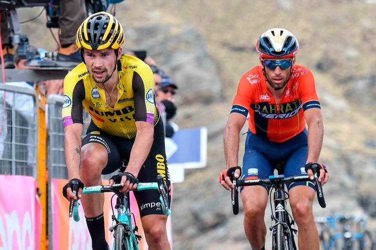 Slovenske Primoz Roglic, der her sætter italieneren Vincenzo Nibali på plads ved målstregen, vandt Vueltaen i 2019, men ingen ved med sikkerhed, om han kan komme til at kunne forsvare sejren i denne sæson.  Foto: Alessandro Di Meo/Ritzau Scanpix
