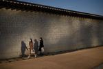 Folk på gaden i Seoul bærer maske. Sydkoreanske myndigheder melder søndag om 16 nye tilfælde af raskmeldte, der igen er smittet med coronavirus. Foto: Ed Jones/Ritzau Scanpix