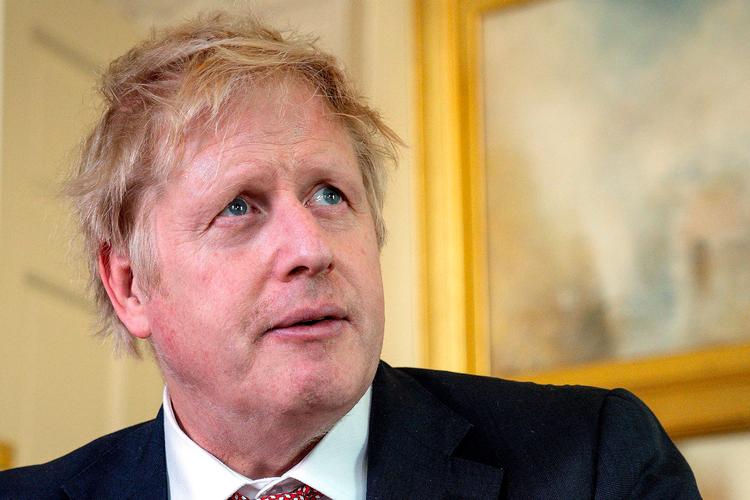 Dette officielle foto af premierminister Boris Johnson blev taget 12. april, kort efter at han var udskrevet fra hospitalet for behandling for coronavirus. Efter et kort ophold på Downing Street 10, hvor han holdt en tv-tale til nationen, tog han videre til landstedet Chequers. Foto: Pippa Fowles/Ritzau Scanpix