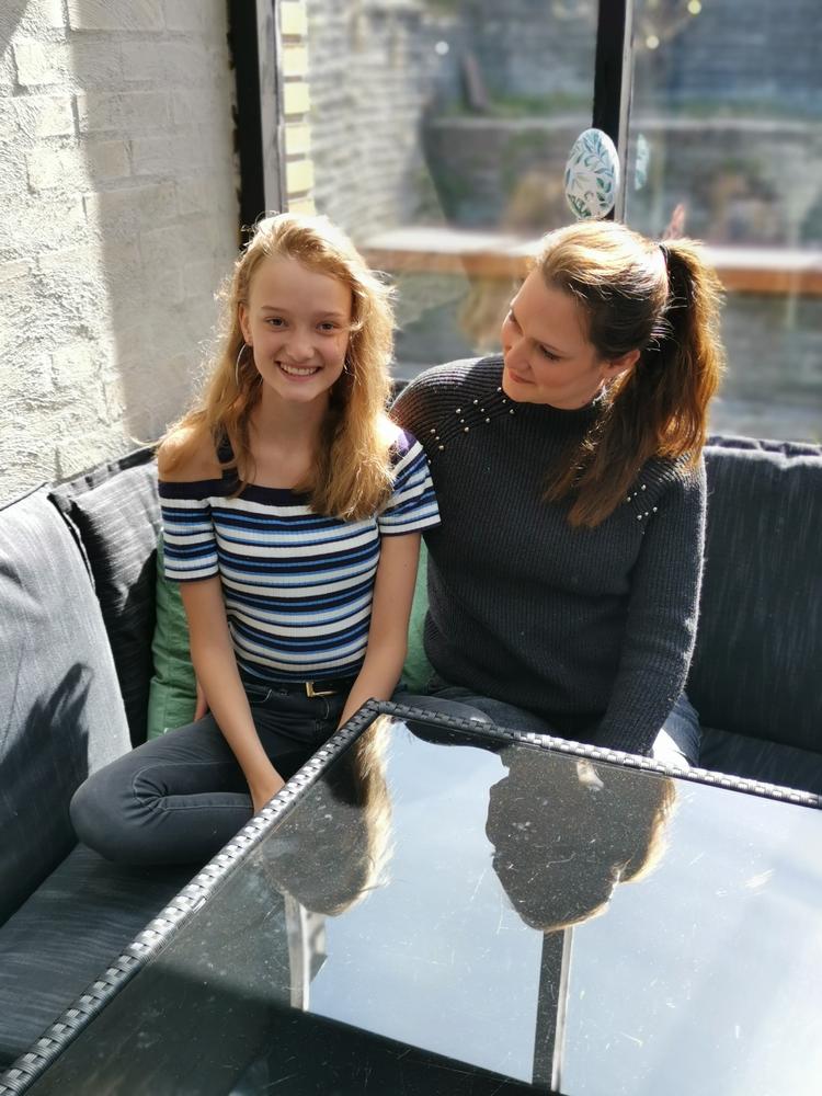 12-årige Clara lider af cystisk fibrose. Både hun og hendes mor, Kathrine Kronberg Lund, frygter, hvad der sker, hvis hun smittes med coronavirus. Foto: Privatfoto