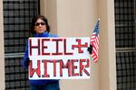En demonstrant i Michigan retter sin vrede mod delstatens guvernør Gretchen Whitmer, der har beordret en nedlukning af staten. Foto: Jeff Kowalsky/Ritzau Scanpix