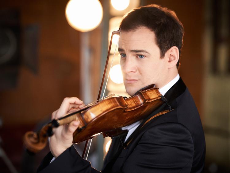 Jack Liebeck spiller nøgternt og bakkes godt op af BBC Symphony Orchestra i et af tolvtonemusikkens hovedværker,<QL> Arnold Schönbergs violinkoncert fra 1936. Foto: Kaupo Kikkas