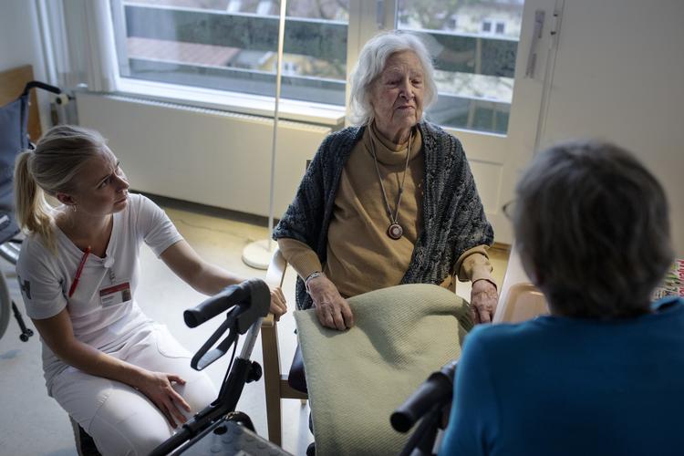Beboerne på landets plejehjem har det ekstra svært under corona-epidemien. Billedet her er fra før, epidemien brød ud. Foto: Emma Sejersen/POLFOTO