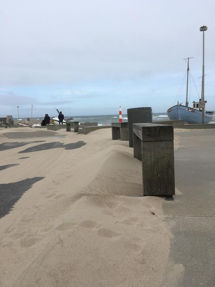 Nørre Vorupør har de senere år fået bedre faciliteter for turister og badegæster, men hver gang det blæser  - og det gør det ved Vestkysten - fyger sandet.    