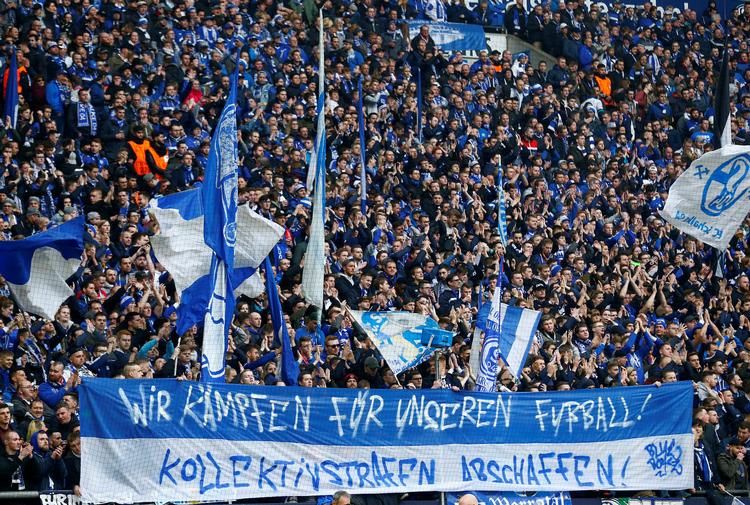 Schalke-fans på lægterne under klubbens sidste hjemmekamp 7. marts.  Foto: Thilo Schmuelgen/Ritzau Scanpix