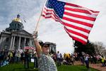I flere amerikanske stater, som her i Colorado, har  demonstranter været på gaden for at protestere mod nedlukninger i forsøget på at dæmme op for coronasmitte. Foto: Jason Connolly/Ritzau Scanpix