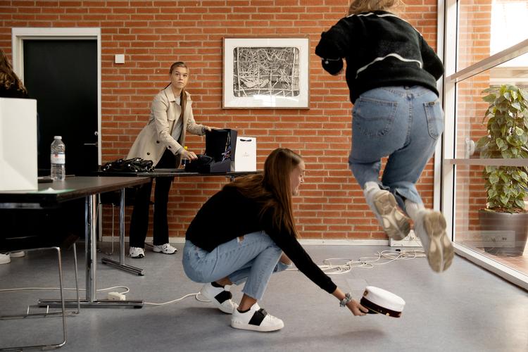 Det bringer uheld at prøve studenterhuen på før tid, men dem der ikke kunne stå for fristelsen, løste det ved at snurre tre gange rundt om sig selv og springe baglæns over huen. Foto: Peter Hove Olesen/POLFOTO