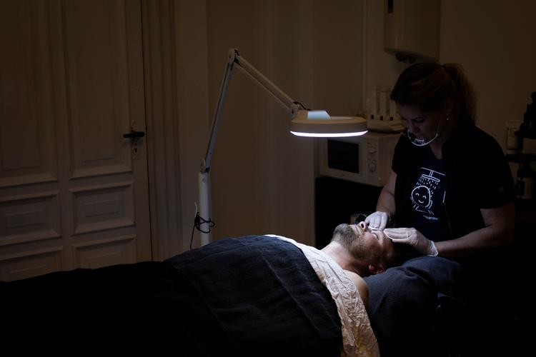 Jakob har været kunde hos Mens Room i et år, og er mandag morgen inde og få en ansigtsbehandling. Foto: Andreas Merrald/POLFOTO