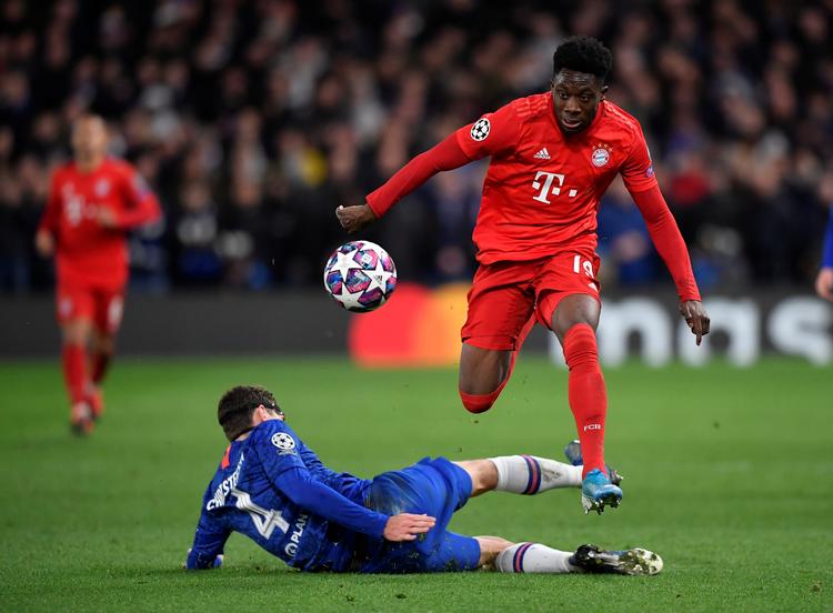 Den talentfulde teenager Alphonso Davies gør her livet lidt svært for Andreas Christensen under ottendedelsfinalen i Champions League i februar, hvor tyskerne på Stamford Bridge vandt 3-0. Returkampen er ikke spillet pga. coronavirus.   Foto: Toby Melville/Ritzau Scanpix