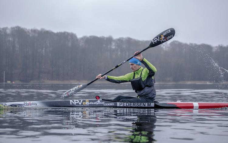 Du må nu gerne på trods af coronakrisen dyrke forskellige former for udendørs sport. Fx kajakroning. Her Mads Brandt Pedersen, der som den første nogensinde vandt VM-guld i enerkajak for både U23 og seniorer i maraton ved et og samme mesterskab. Foto: Miriam Dalsgaard/POLFOTO