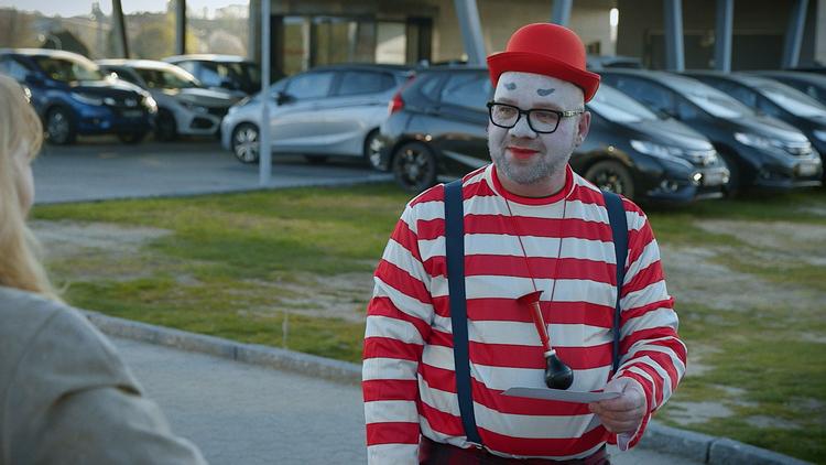 Lars Hjortshøj leverer hist og her en skæg oneliner, men for det meste er 'Store Lars' bare en usjov, uoriginal ørkenvandring.  Foto: TV3/Viaplay