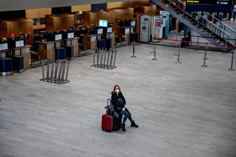 Københavns Lufthavn i Kastrup er nede på under 1% af deres normale aktivitet. Det betyder blandt andet, at masser af passagerer venter på at få penge tilbage for deres aflyste rejser. Kvinden her venter dog på et fly til Polen. Foto: Jacob Ehrbahn/POLFOTO