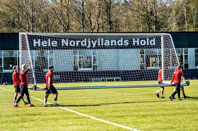 Tirsdag 21. april vendte AaB-spillerne og -staben tilbage på træningsbanen i mindre grupper, så de overholder myndighedernes anbefalinger. Men står det til Divisionsforeningen, kan de snart træne med hele holdet og spille kampe. Det skal nye protokoller sikre.  Foto: Henning Bagger/Ritzau Scanpix