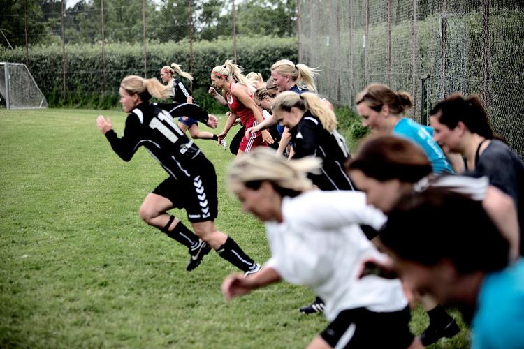 Fodboldfitness for kvinder er DBU's bud på motionsfodbold, og træningen kombinerer styrke- og fodboldøvelser. Her hos IF Bytoften i Gladsaxe. Foto: Joachim Adrian/POLFOTO