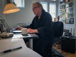 Efter fem uger med tre meter til arbejdspladsen og cirka lige så langt til køleskabet, går Per Munch mest i løse gevandter.  Foto: Privat