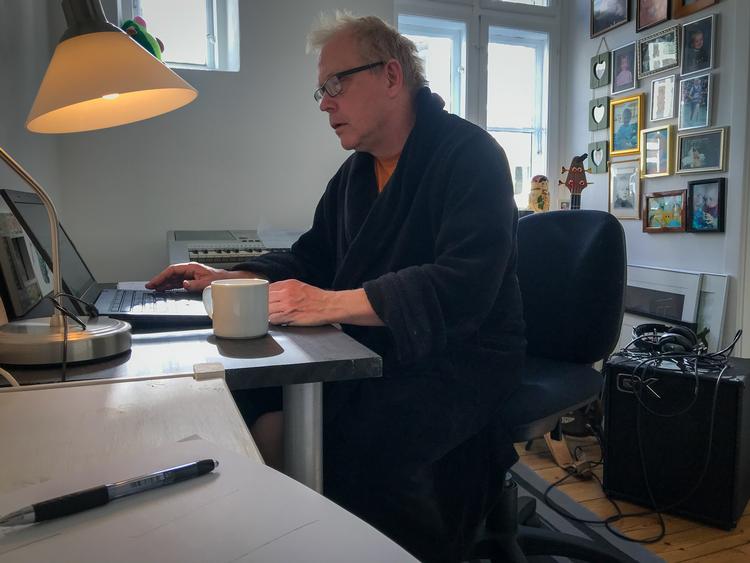 Efter fem uger med tre meter til arbejdspladsen og cirka lige så langt til køleskabet, går Per Munch mest i løse gevandter.  Foto: Privat