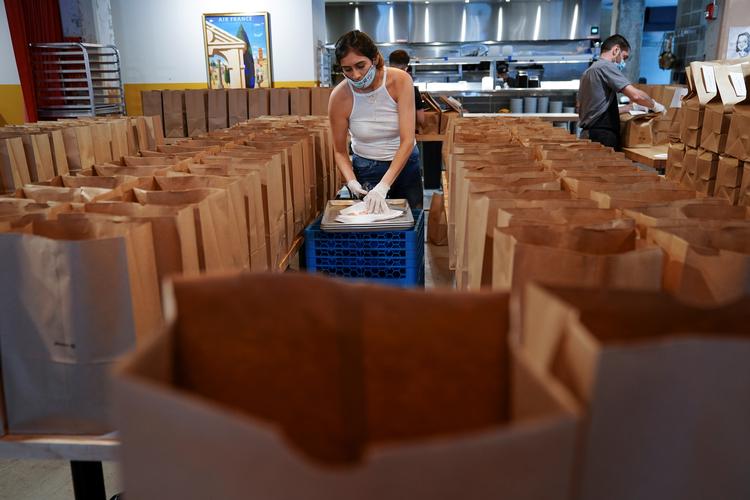Medarbejdere i Forza Storico forbereder madpakker til sundhedspersonale i Atlanta. Landet er hårdt ramt af coronavirus, og en enorm økonomisk hjælpepakke til mindre virksomheder er blevet godkendt i Senatet. Foto: Elijah Nouvelage/Ritzau Scanpix
