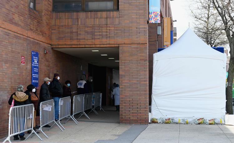 Klorokin, som USA's præsident har promoveret, er ikke kur mod coronavirus, viser studie - tværtimod. På billedet ses folk med masker, der står i kø ved test faciliteter for at blive testet for coronavirus i New York. Foto: Angela Weiss/Ritzau Scanpix