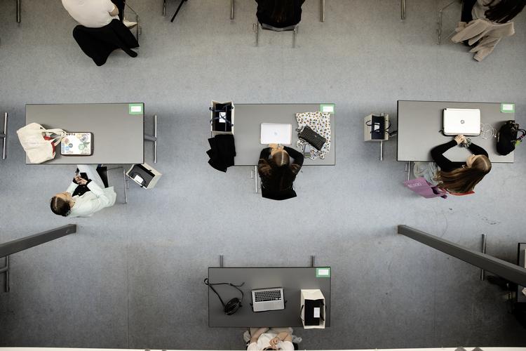 Mandag åbnede mange af landets gymnasier for 3.g’erne, mens 1. og 2. g'erne modtager undervisning foran skærmen derhjemme. Billedet er fra Borupgaard Gymnasium. Foto: Peter Hove Olesen/POLFOTO