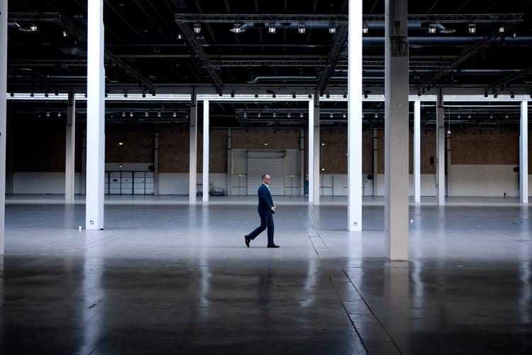     Direktør Allan Agerholm fra Bella Center har stillet de gabende tomme konferencelokaliteter til rådighed for Københavns Kommunes skoleelever frem til sommerferien.   Foto: Finn Frandsen/POLFOTO