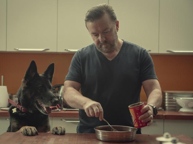 Det var en fryd at være vidne til Tonys  sortsarkastiske sorgarbejde i første sæson,  og det kan stadig være rørende, når han sætter ord på savn og ensomhed. Foto: Netflix