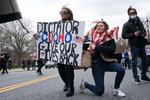 Jeanne og Stacey Colangelo, mor og datter, blokerer trafikken i New Yorks hovedstad Albany. De vil New Yorks guvernør Andrew Cuomo til at genåbne staten, så de kan komme tilbage på arbejde og i skole.  Foto: Stefani Reynolds/Ritzau Scanpix