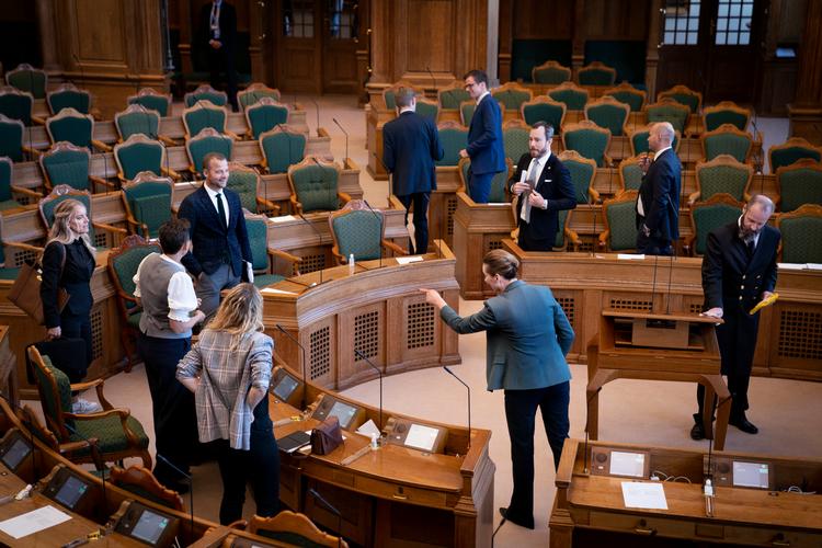 Statsminister Mette Frederiksen og Folketingets partiledere til spørgetime i tirsdags. Nu mødes de igen til nye genåbningsforhandlinger. Foto: Liselotte Sabroe/Ritzau Scanpix