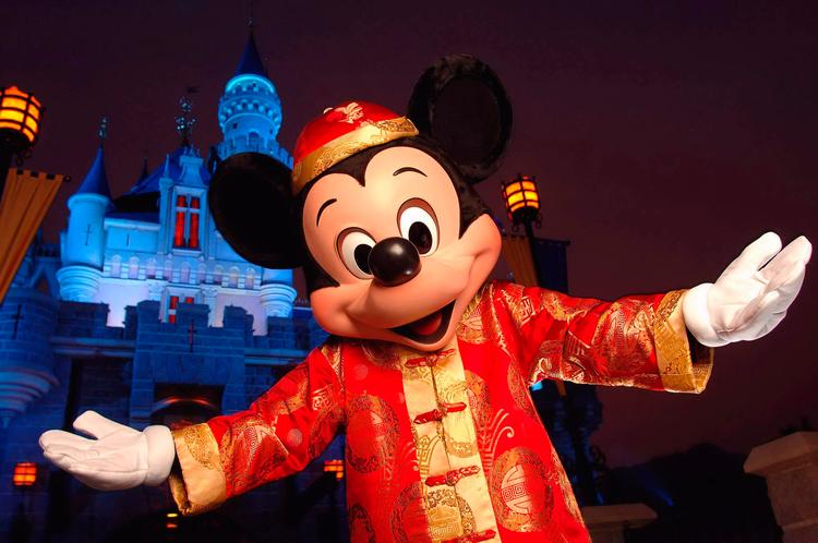 Disney-magien er sat på pause.  Forlystelsespark-medarbejdere verden over er sendt hjem uden løn, mens chefter og aktionærer forgyldes. Det er uanstændigt, mener arvingen Abigail Disney. Her et arkivfoto fra Disneyland i Hongkong.  Foto: /Ritzau Scanpix