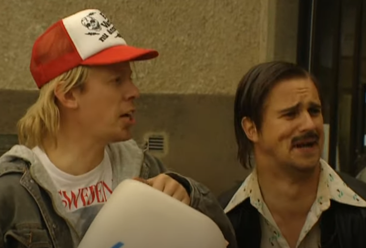 'Dom kallar oss Tratten och Finkel' er en parodi på en svensk dokumentarfilm, 'Dom kallar oss mods', fra 1968. Satireserien med de to hhv svenske og finske tumper er fra 1996. Foto: Screendump Foto: Screendump