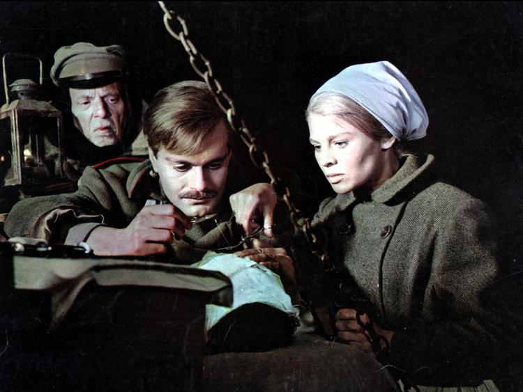  Der går næsten lægeroman i den i det store filmepos 'Dr. Zivago', der bygger på Boris Pasternaks roman. Den idealistiske læge Jurij Zivago (Omar Sharif) arbejder her i felten med sygehjælperen Lara (Julie Christie) - og sød musik opstår.  Foto: Mgm / Ronald Grant Archive / Mar/Ritzau Scanpix