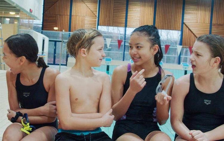 Hun kan ikke lide at være nøgen foran hverken drenge eller piger, så når Madison skal til svømning med klassen, klæder hun om til badebukser for sig selv. Foto: Plus Pictures