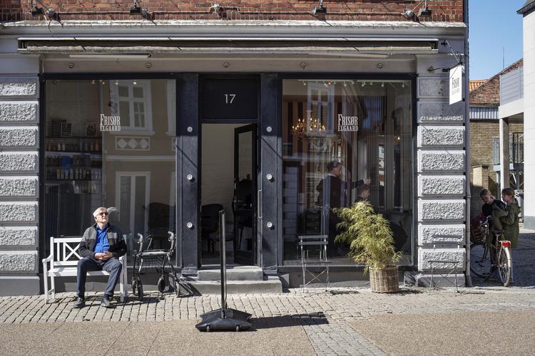 Frisører er blandt de erhvervsdrivende, som har fået lov til at genåbne. Hvad næste skridt bliver, vil  statsministeren endnu ikke sige. Foto: Bo Amstrup/Ritzau Scanpix