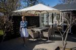  Karin Krongaard Olsson deler sommerhuset i Dronningmølle med sine to søskende. Selv om de ikke har regler og aftaler om ejerskabet, fungerer det fint. Foto: Jens Hartmann Schmidt/POLFOTO
