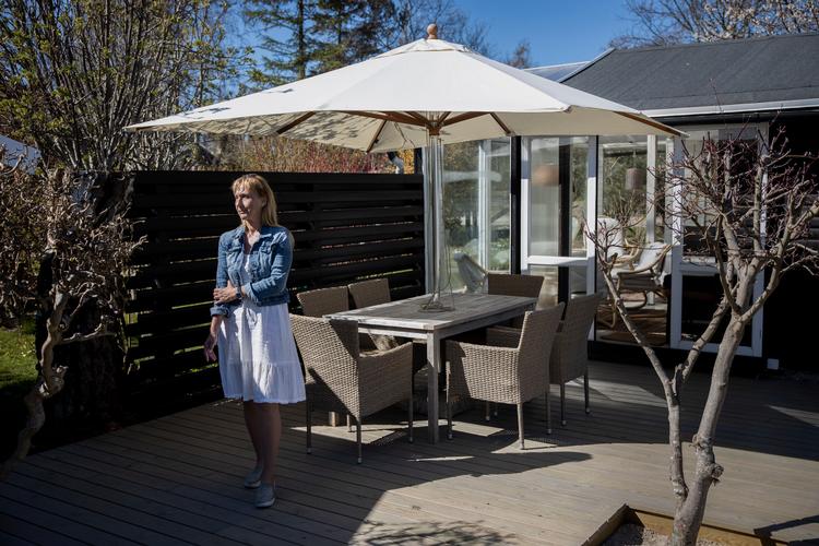  Karin Krongaard Olsson deler sommerhuset i Dronningmølle med sine to søskende. Selv om de ikke har regler og aftaler om ejerskabet, fungerer det fint. Foto: Jens Hartmann Schmidt/POLFOTO