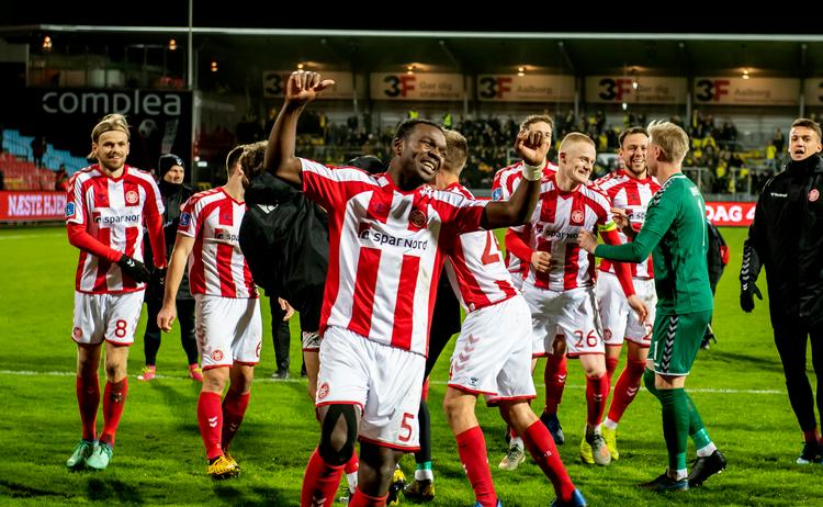 Jores Okore fra AaB er en af de flere end 50 superligaspillere, der har kontraktudløb til sommer og står i en meget usikker situation på grund af coronakrisen.  Foto: René Schütze/Fotograf René Schütze