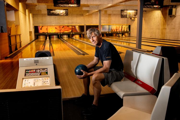 'Vordingbowl' er stille, og det varer sandsynligvis ved længe endnu, uanset hvordan Danmark åbnes op igen, mener bowlinghallens ejer Niels Larsen - for få bowler, når det er sommer. Foto: Finn Frandsen/POLFOTO