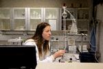 Valsemøllen sidder på halvdelen af markedet for kornprodukter. De vil meget gerne have mulighed for at teste medarbejdere for coronasmitte og drømmer om at kunne teste for immunitet. Michelle Wiederquist er laborant og arbejder på Valsemøllen, hvor hun tester korn og mel.   Foto: Polfoto/POLFOTO