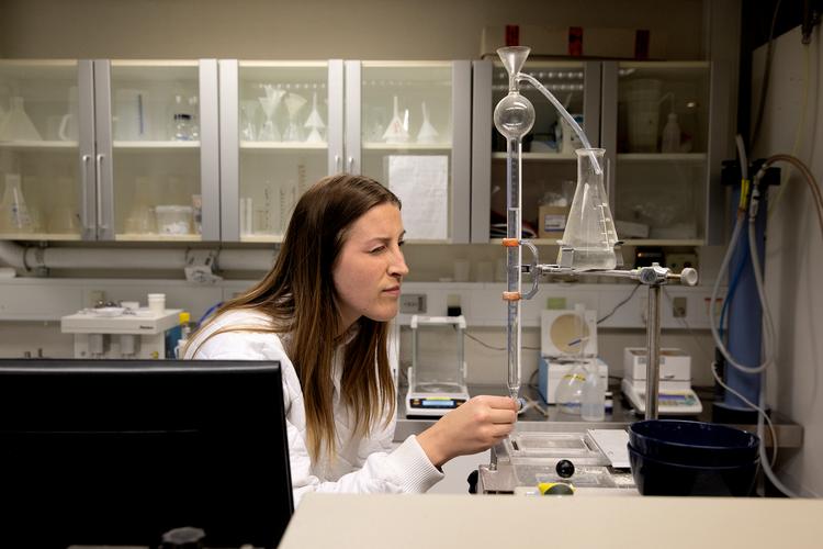 Valsemøllen sidder på halvdelen af markedet for kornprodukter. De vil meget gerne have mulighed for at teste medarbejdere for coronasmitte og drømmer om at kunne teste for immunitet. Michelle Wiederquist er laborant og arbejder på Valsemøllen, hvor hun tester korn og mel.   Foto: Polfoto/POLFOTO